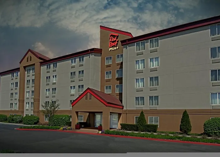 Red Roof Plus Long Island - Garden City